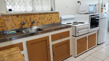 Broken Hill - 3 bedroom Cottage | Private kitchen | Full-size fridge, microwave, stovetop, coffee/tea maker