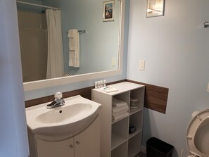 Duschwanne, kostenlose Toilettenartikel, Handtücher