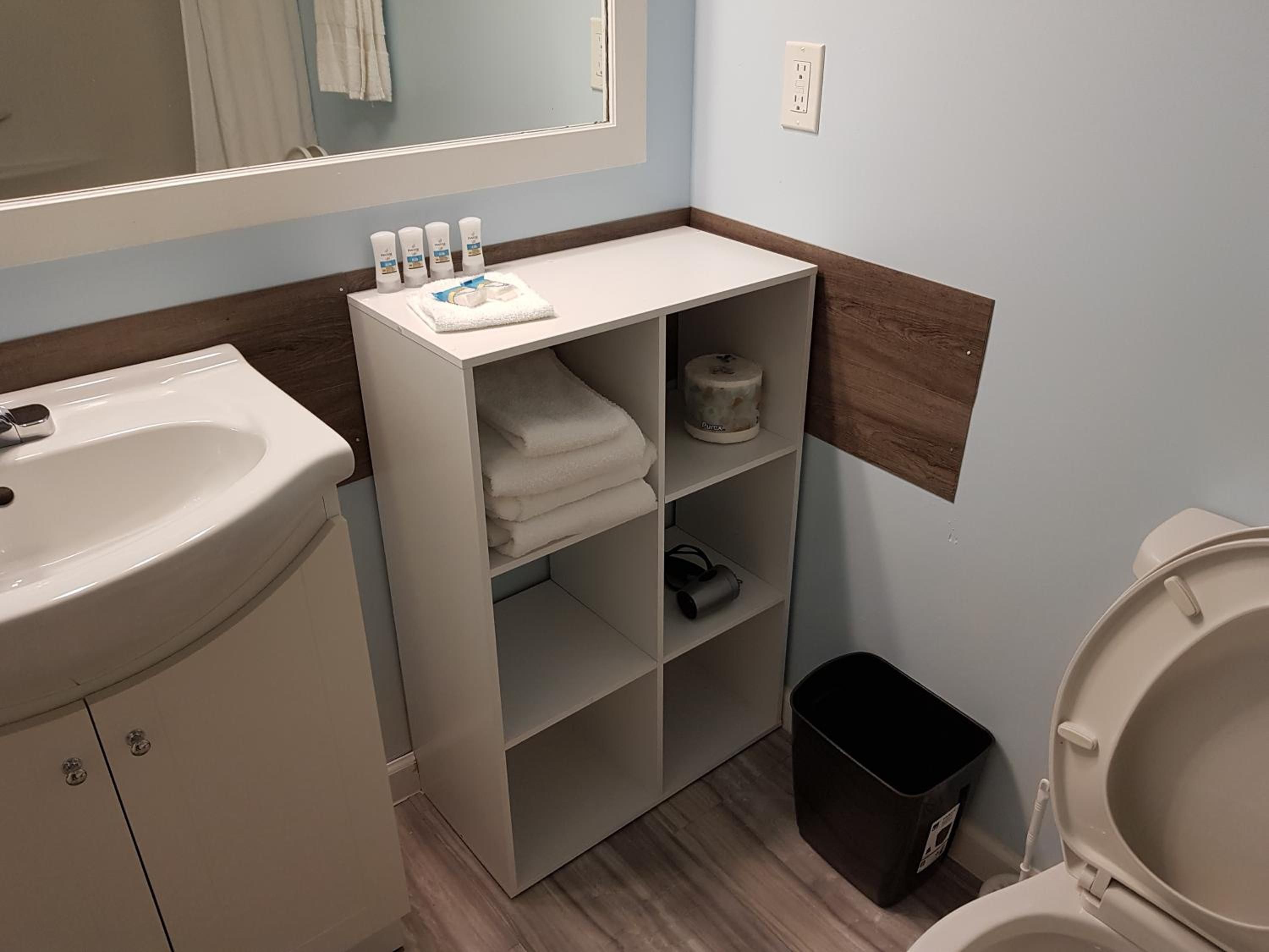 Tina con regadera, amenidades de baño gratuitas, toallas, jabón 