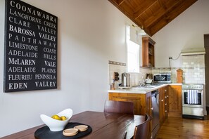 Casa de campo, 1 quarto (Roscrow) | Cozinha privada | Geladeira grande, micro-ondas, cooktop, lava-louças