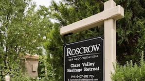 A sign for Roscrow B&B Accommodation in Clare Valley Heritage Retreat. - Clare Valley Heritage Retreat (Clare)