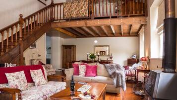 Flat-screen TV, fireplace, DVD player