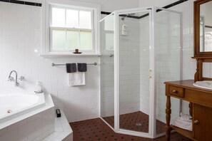 獨立浴缸和淋浴設備、按摩浴缸、吹風機、毛巾