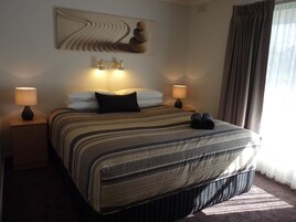 2 makuuhuonetta, ylelliset vuodevaatteet, pillowtop-patjalliset sängyt