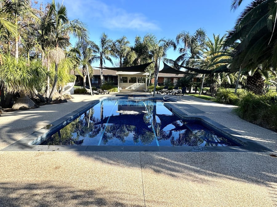 Piscina externa, espreguiçadeiras