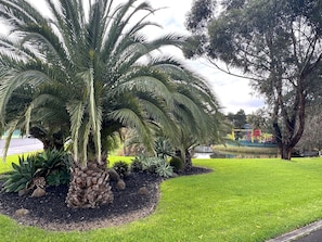 Garden view - Barwon Valley Lodge (Belmont)