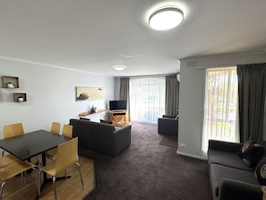 102-cm flat-screen TV with satellite channels, TV, DVD player - Barwon Valley Lodge (Belmont)