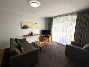 102-cm flat-screen TV with satellite channels, TV, DVD player - Barwon Valley Lodge (Belmont)