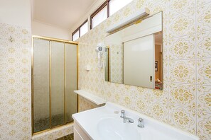 Shower, free toiletries, hair dryer, towels