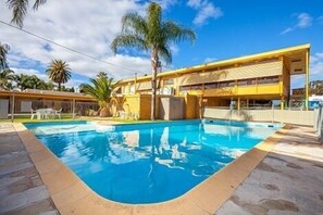 Outdoor pool - Kar Rama Motor Inn (Mildura)