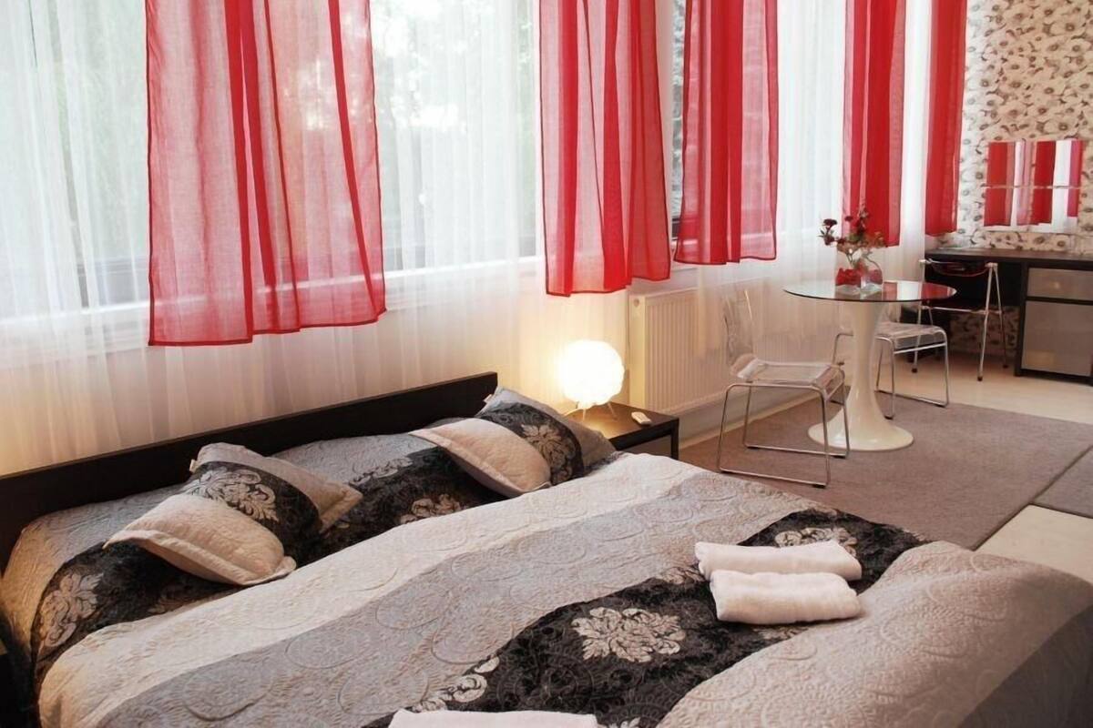 Une chambre avec deux lits, un bureau et une chaise.