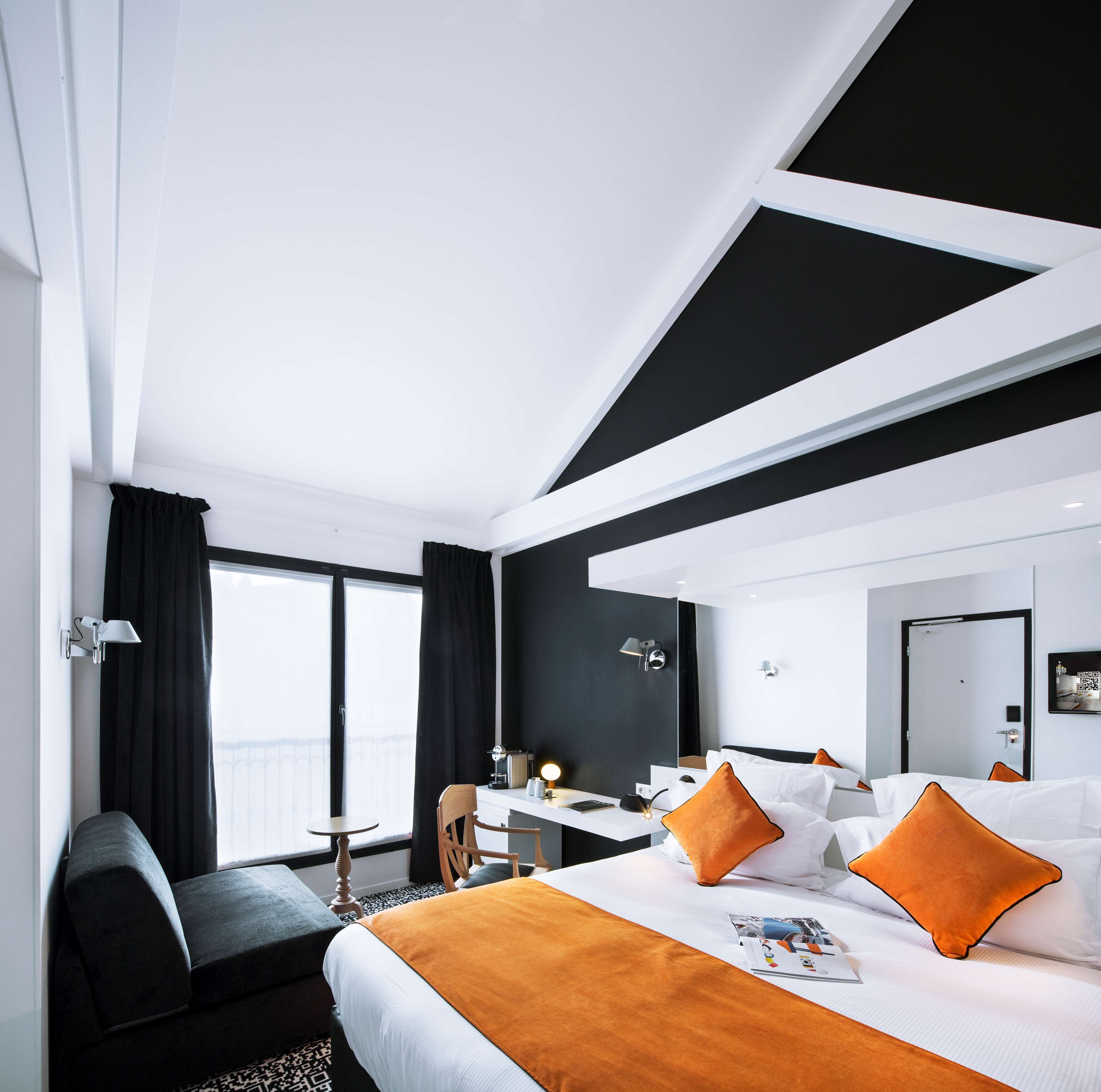 executive room, 1 king bed | in-room safe, soundproofing, iron/ironing board, free wifi