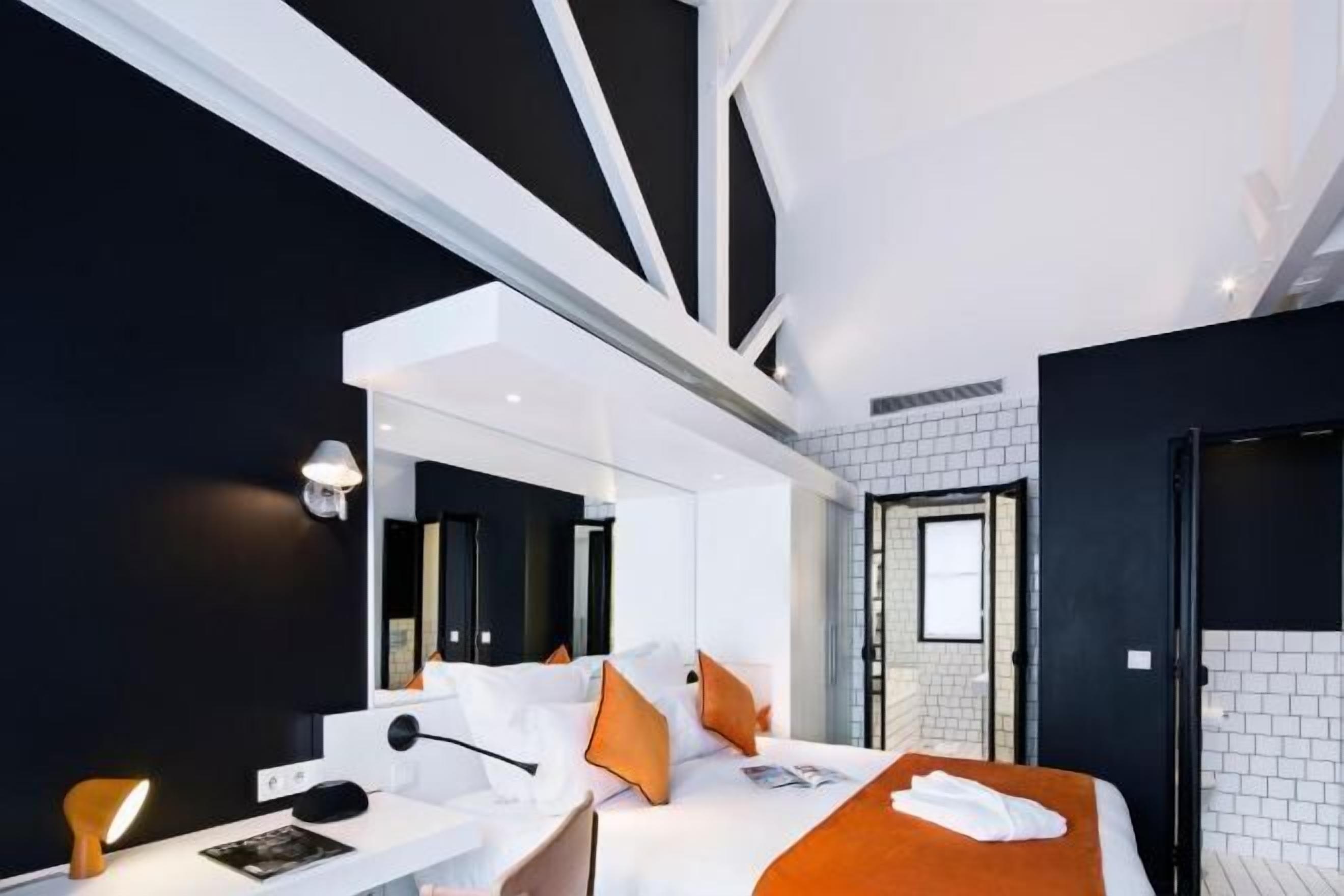 In-room safe, soundproofing, iron/ironing board, free WiFi