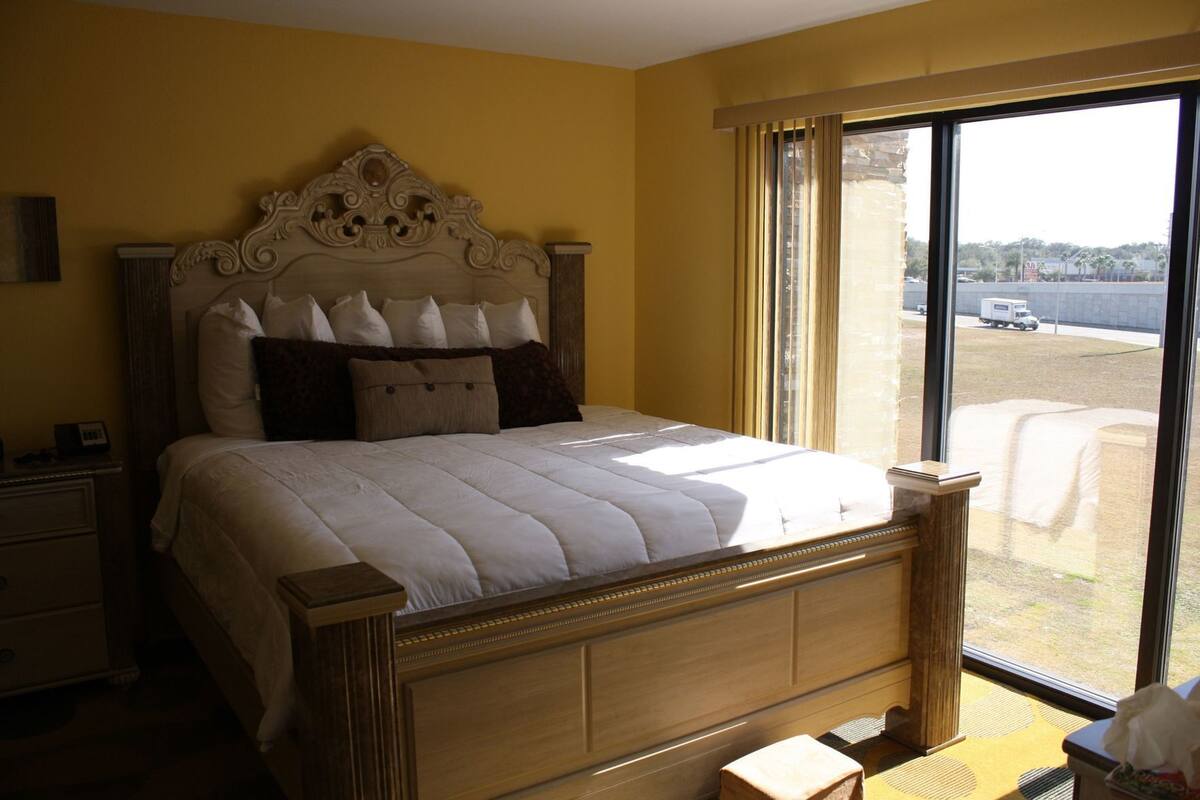 Työpöytä, silitysrauta/-lauta, ilmainen Wi-Fi, vuodevaatteet