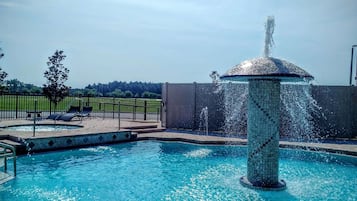 Piscina externa, funciona das 7h às 21h, espreguiçadeiras