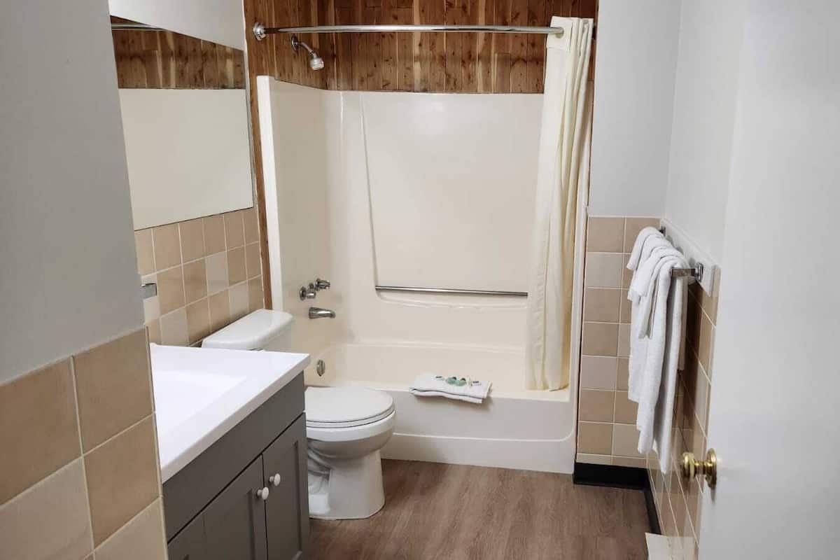 Executive Süit, 2 Yatak Odası | Banyo | Duş/küvet kombinasyonu, havlu