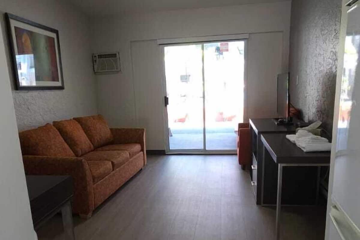 Standard Stüdyo, Birden Çok Yatak, Küçük Mutfak | Oturma alanı | Düz ekran televizyon