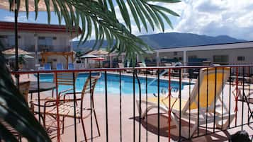 Piscine extérieure (ouverte en saison), parasols de plage