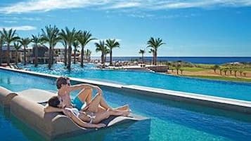 Piscina externa sazonal, guarda-sóis, espreguiçadeiras