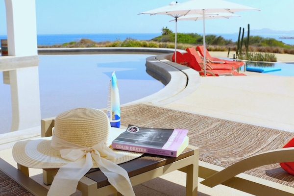 Piscina stagionale all'aperto, ombrelloni da piscina, lettini