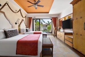 Junior Suite Swim Out Garden View Double | 高档床上用品、加厚床垫、迷你吧、客房内保险箱