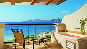 Preferred Club Junior Suite Ocean Front King | Balcón