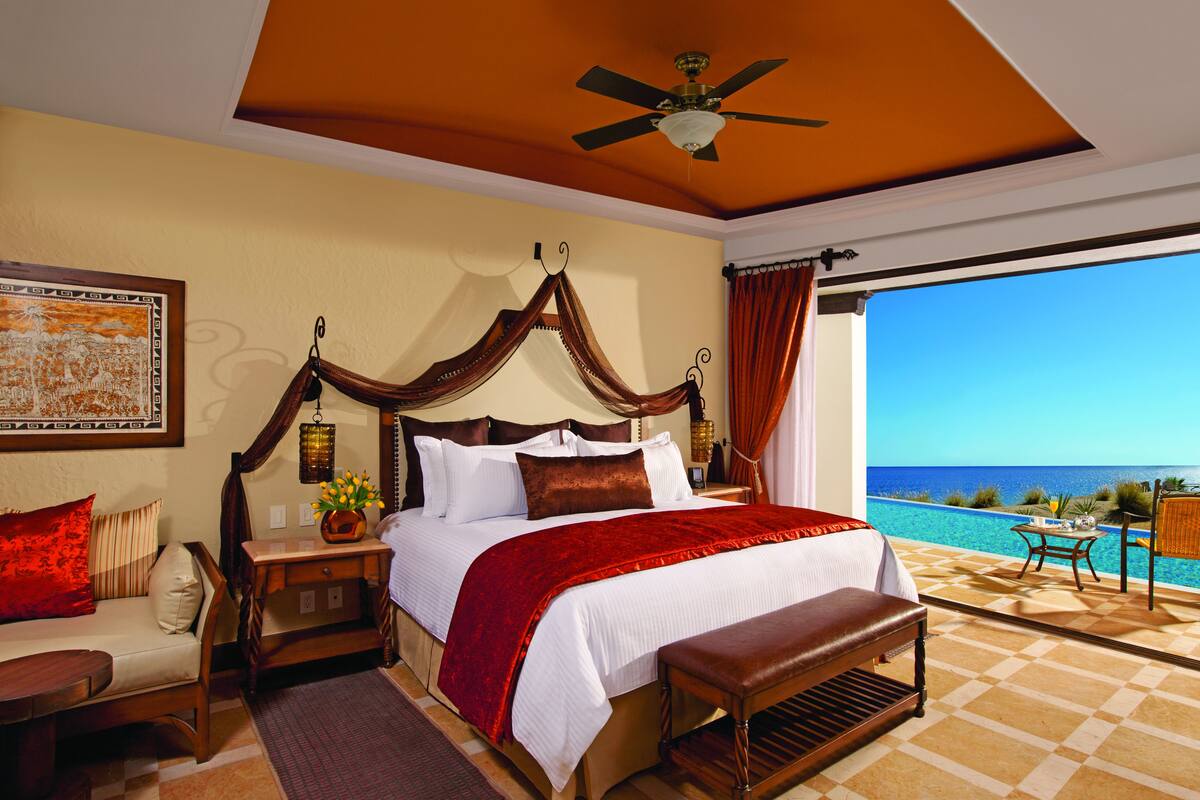 Preferred Club Junior Suite Swim Out Ocean Front King | Roupas de cama premium, camas com colchões pillow-top, frigobar