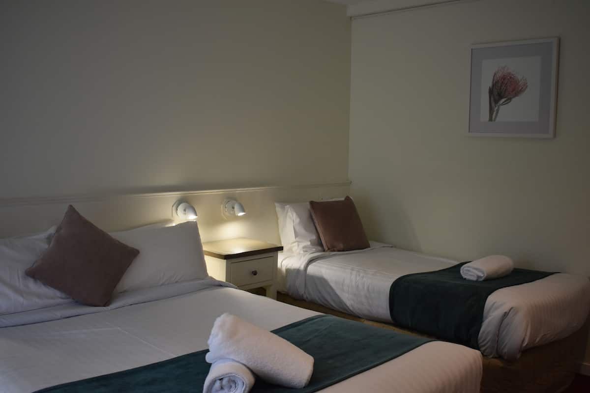 Chambre standard, 1 grand lit queen-size et 1 lit une place | Rideaux occultants, fer et planche à repasser, lits bébé (en supplément)