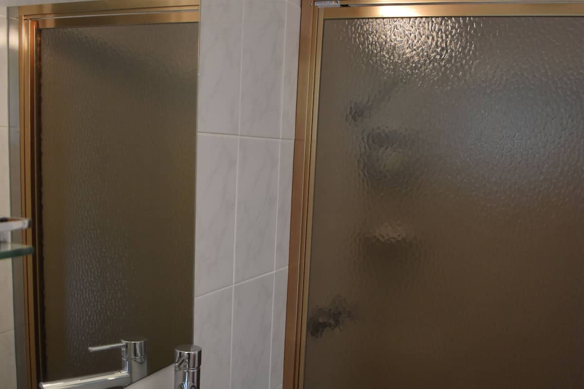 Douche, sèche-cheveux, serviettes fournies