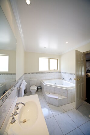 Super Deluxe with spa | Bathroom | Shower, hair dryer, towels - Sanctuary House Resort Motel (Badger Creek)