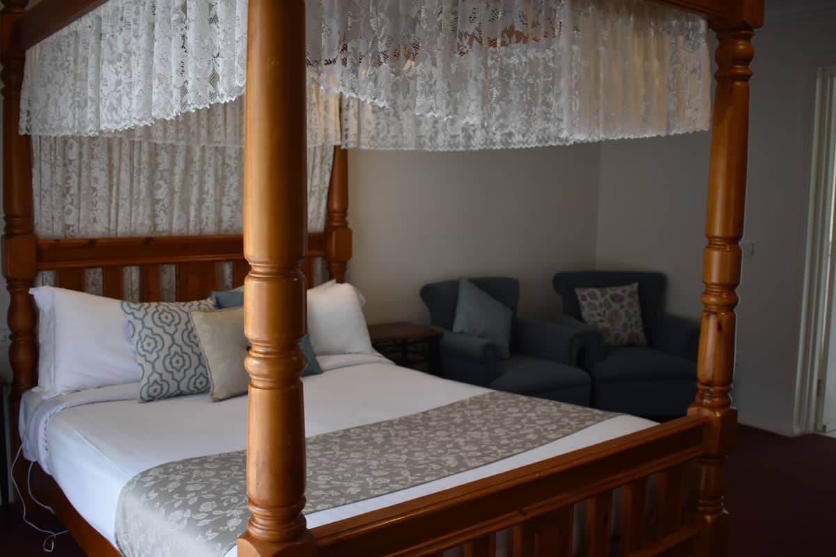 Chambre Deluxe, 1 grand lit queen-size | Rideaux occultants, fer et planche à repasser, lits bébé (en supplément)