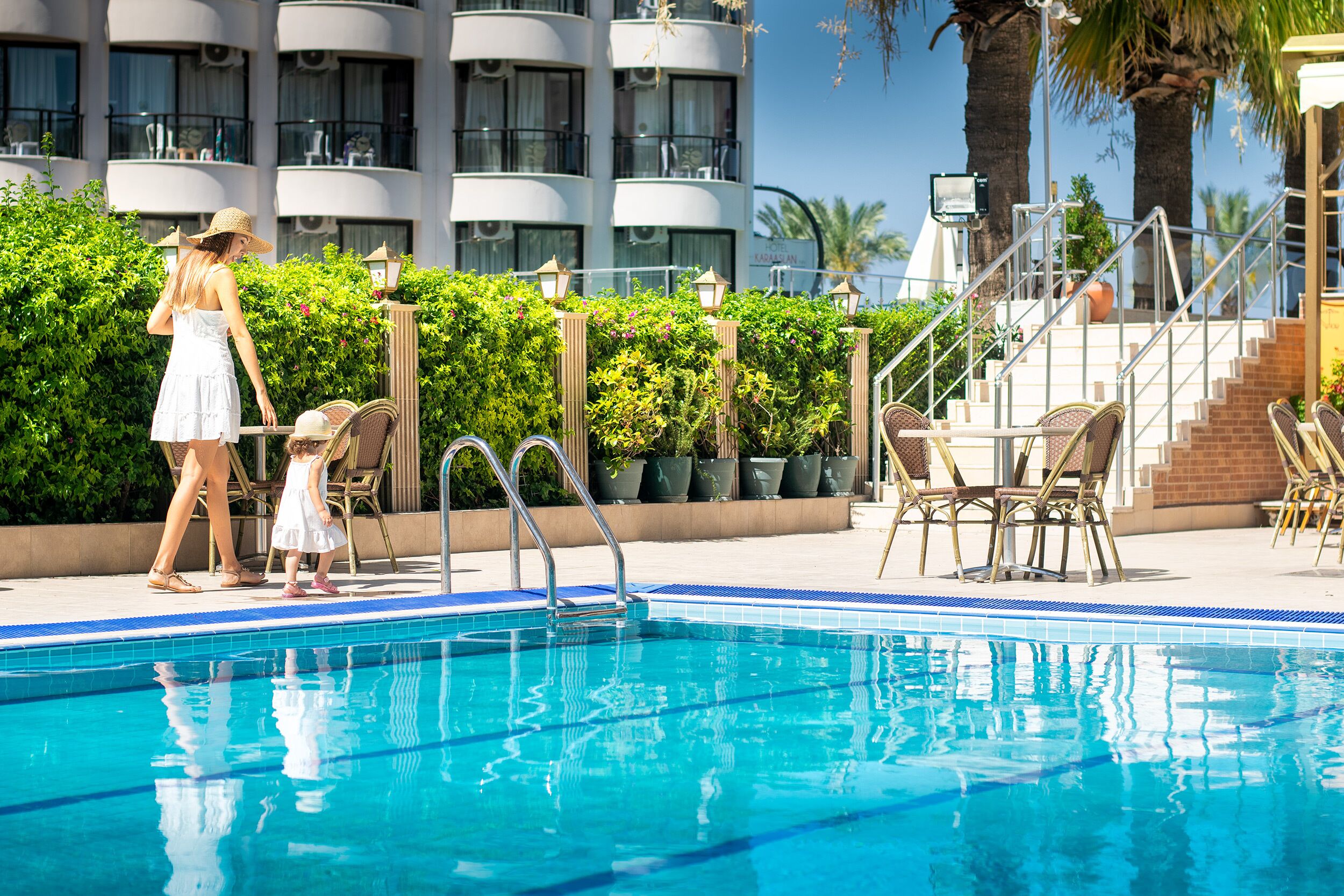 Hồ bơi ngoài trời, dù/ô trên bãi biển/hồ bơi, ghế dài tắm nắng 