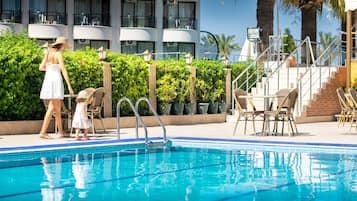 Piscina externa, guarda-sóis, espreguiçadeiras