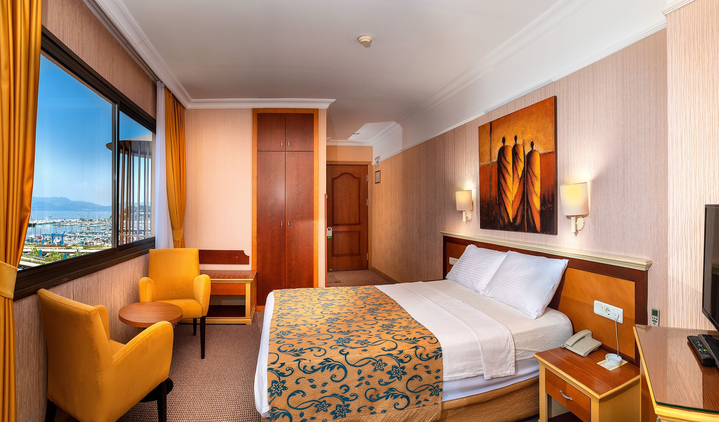 Minibar, két bảo mật tại phòng, bộ trải giường 