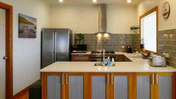 Deluxe Apartment, 2 Bedrooms, Jetted Tub | Private kitchen | Full-sized fridge, microwave, oven, stovetop