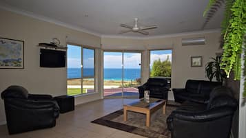 Apartment, 3 Schlafzimmer, Meerblick (Searenity) | Wohnbereich | 42-Zoll-Flachbildfernseher mit Premium-TV-Sendern, LED-Fernseher, Pay-TV