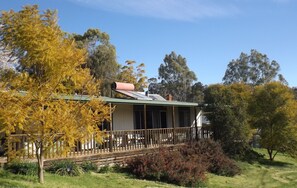 Apricot Cottage | Garden view - Taralee Orchards (Wirrabara)