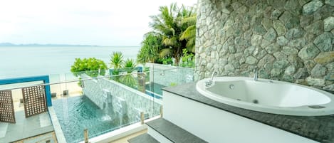 Piscine extérieure, parasols de plage, chaises longues