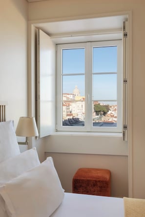 Alfama Comfort Room | Egyptian cotton sheets, minibar, in-room safe, desk - Memmo Alfama - Design Hotels (Lisbon)