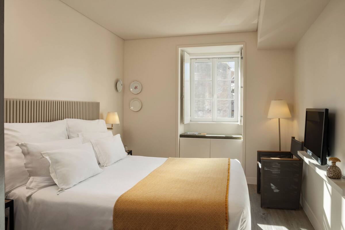 Alfama Standard Room | Egyptian cotton sheets, minibar, in-room safe, desk