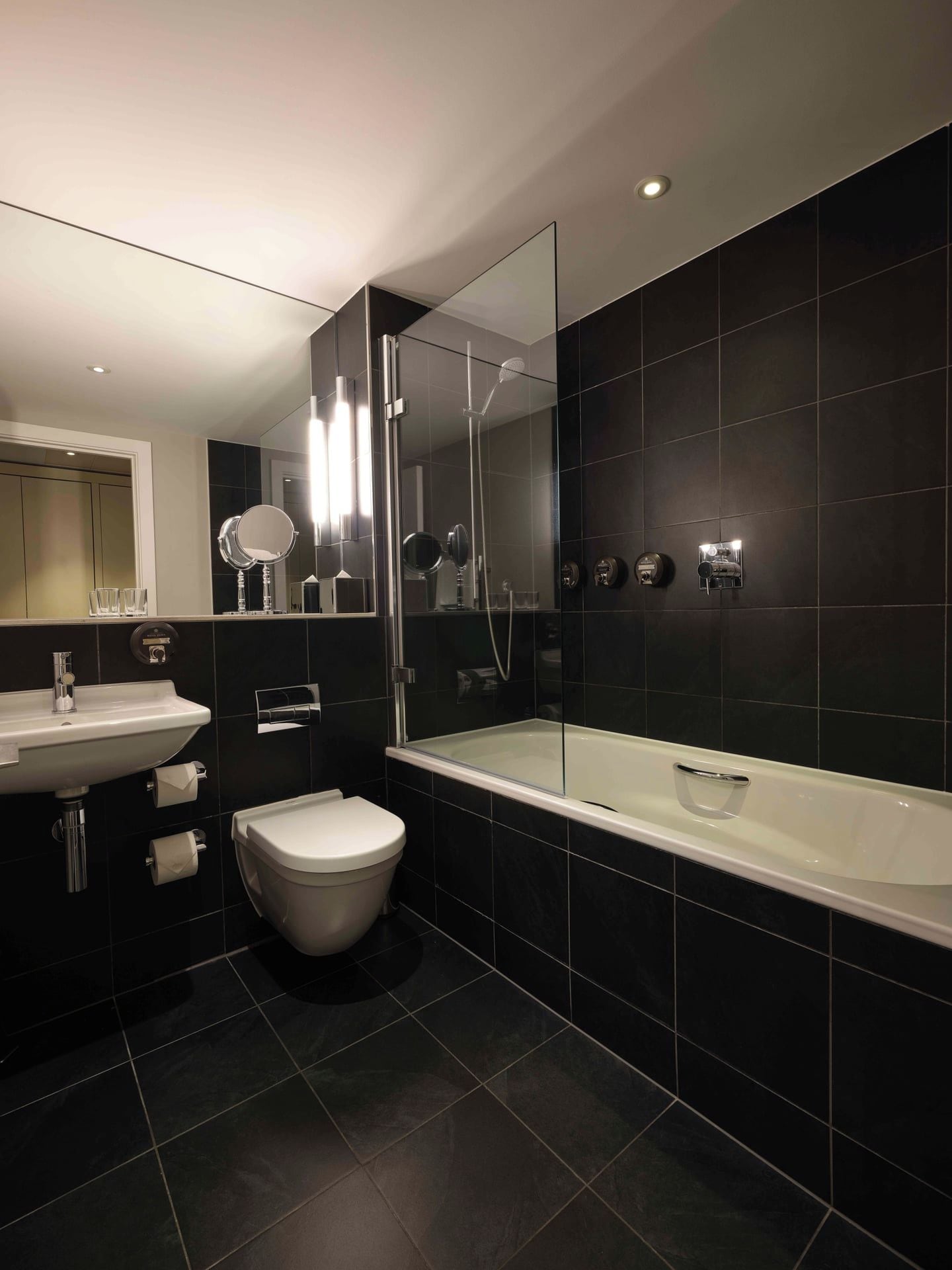 Un baño moderno con inodoro, lavabo y bañera.