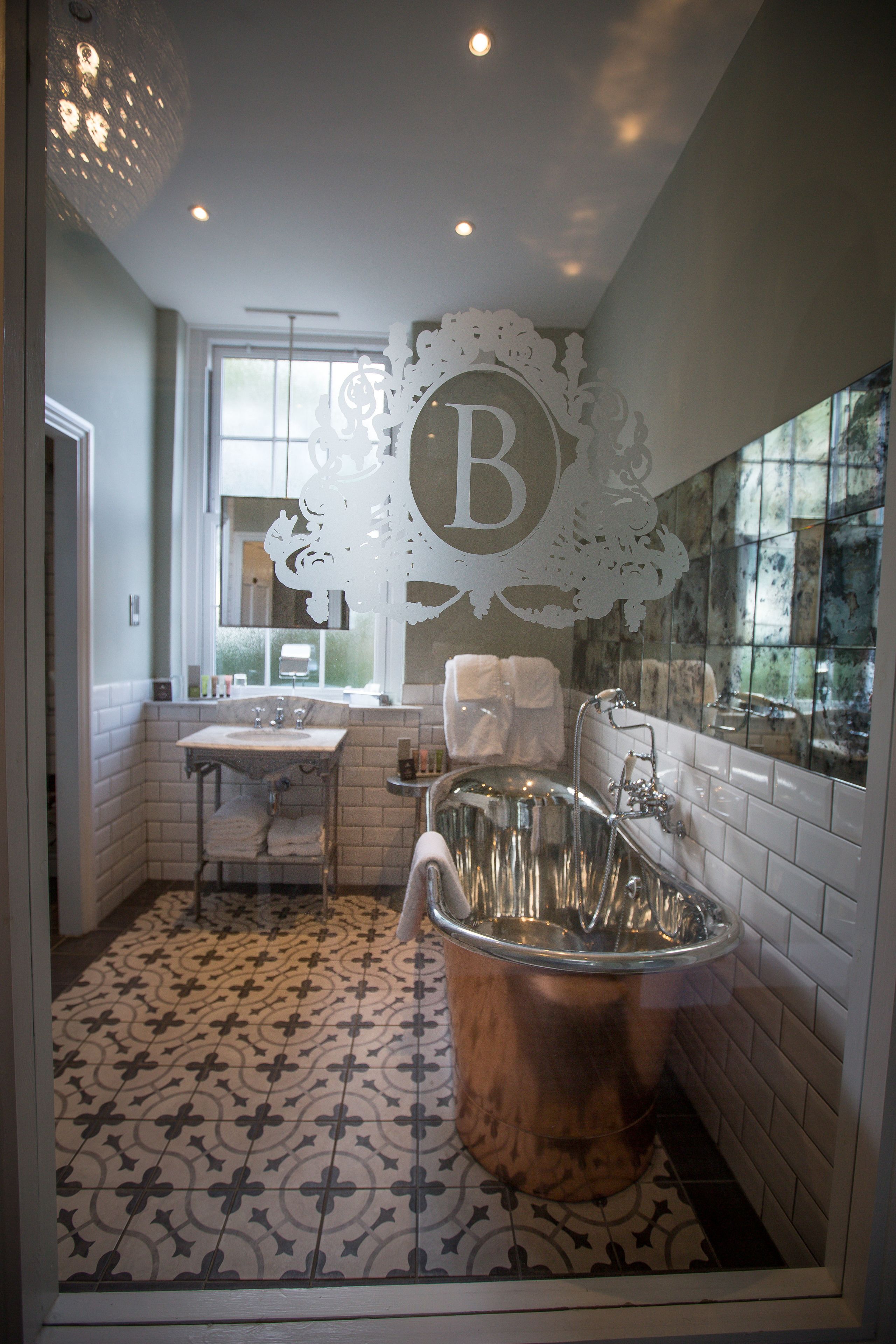 executive double room | bathroom | free toiletries, hair dryer, towels