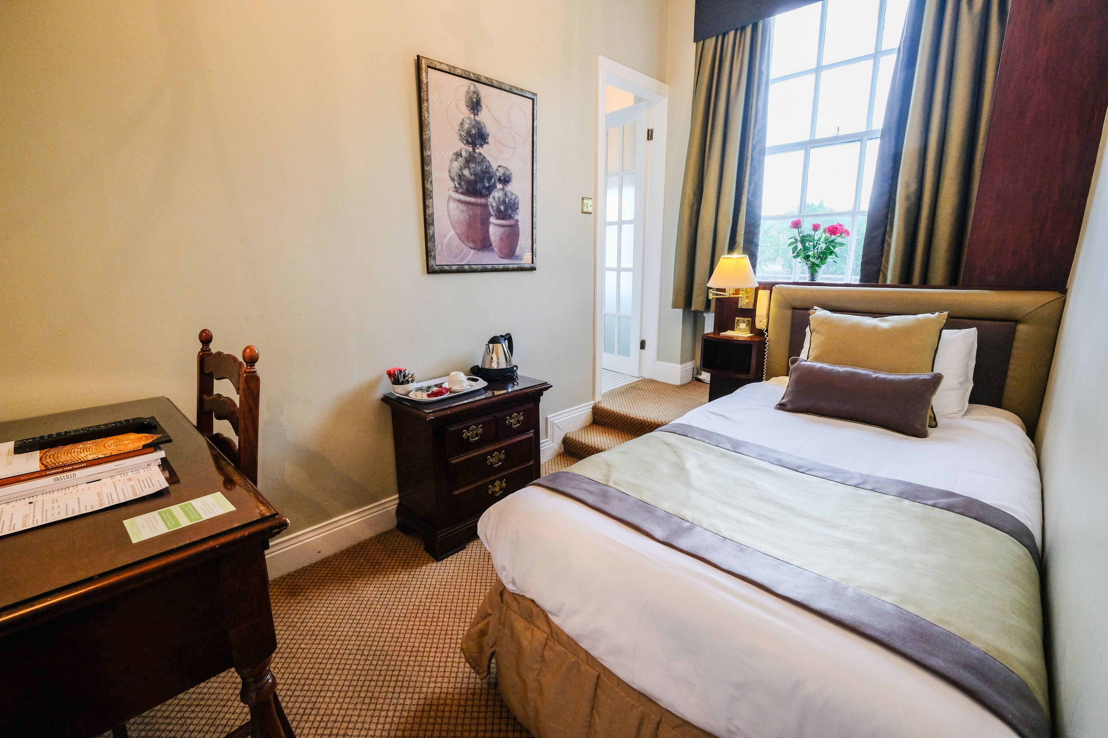 single room | desk, iron/ironing board, rollaway beds, free wifi