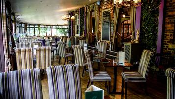 Lunsj og middag serveres, britiske retter