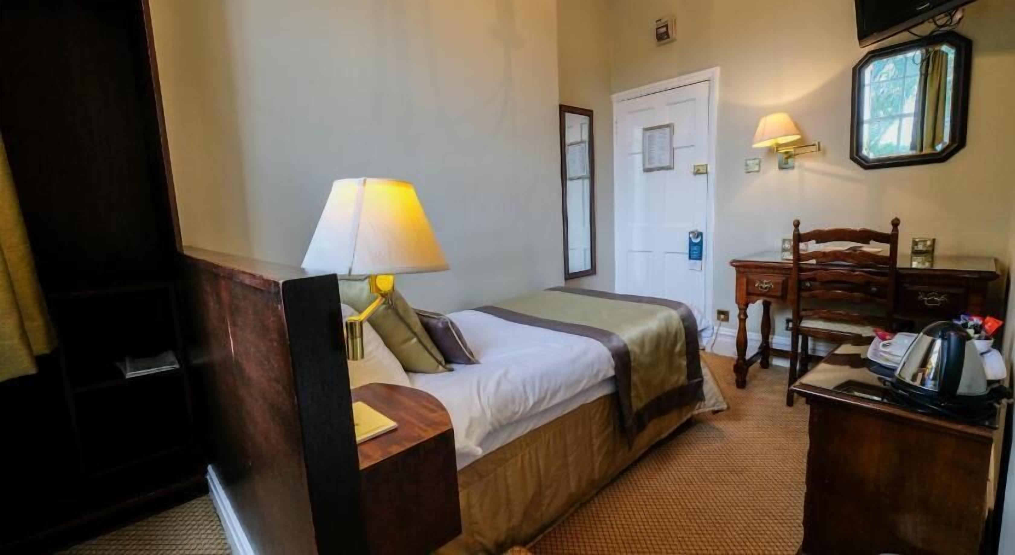 Desk, iron/ironing board, rollaway beds, free WiFi