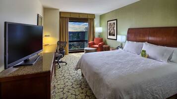 Espacio para trabajar con laptop y cortinas blackout