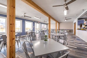 Café - THE BRANSINN Entertainment District (Branson)