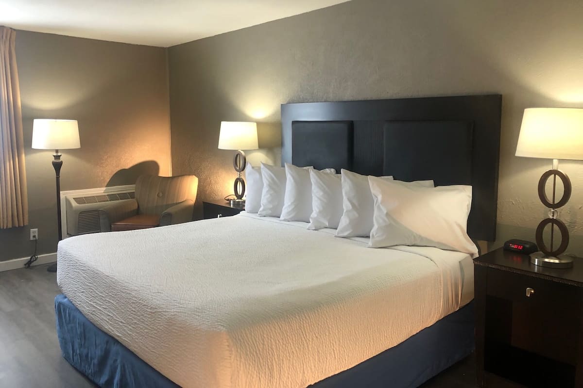 Enkeltrom – standard, 1 kingsize-seng (Complimentary Hot Breakfast Buffet) | Sengetøy av topp kvalitet, skrivebord for bærbar PC og strykejern/-brett
