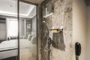 Shower, hair dryer, slippers, towels - AHC Grand Bazaar Hotel (Istanbul)