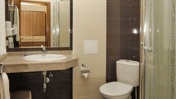 Standard Double or Twin Room | Bathroom | Hair dryer, towels